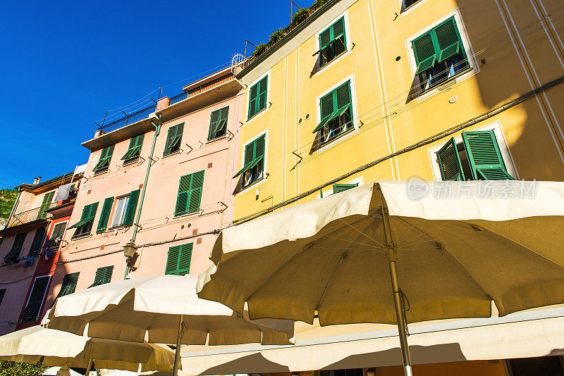 生活和建筑在Vernazza镇的街道在Cinque Terre，意大利